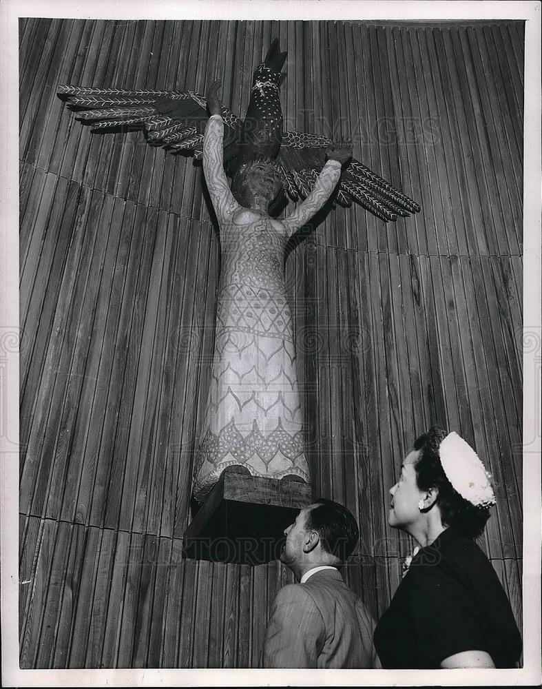 1953 Press Photo NYC, Marian Read, Wm Kendrick &amp; sculpture from Denmark at UN - Historic Images