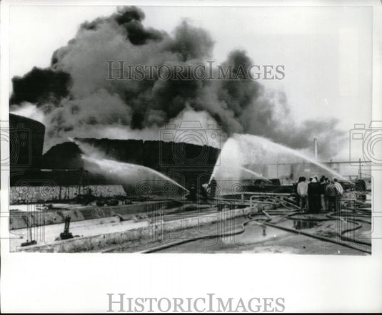 1969 Press Photo Firefighters putting out fire after Arab Oil Refinery hit by - Historic Images