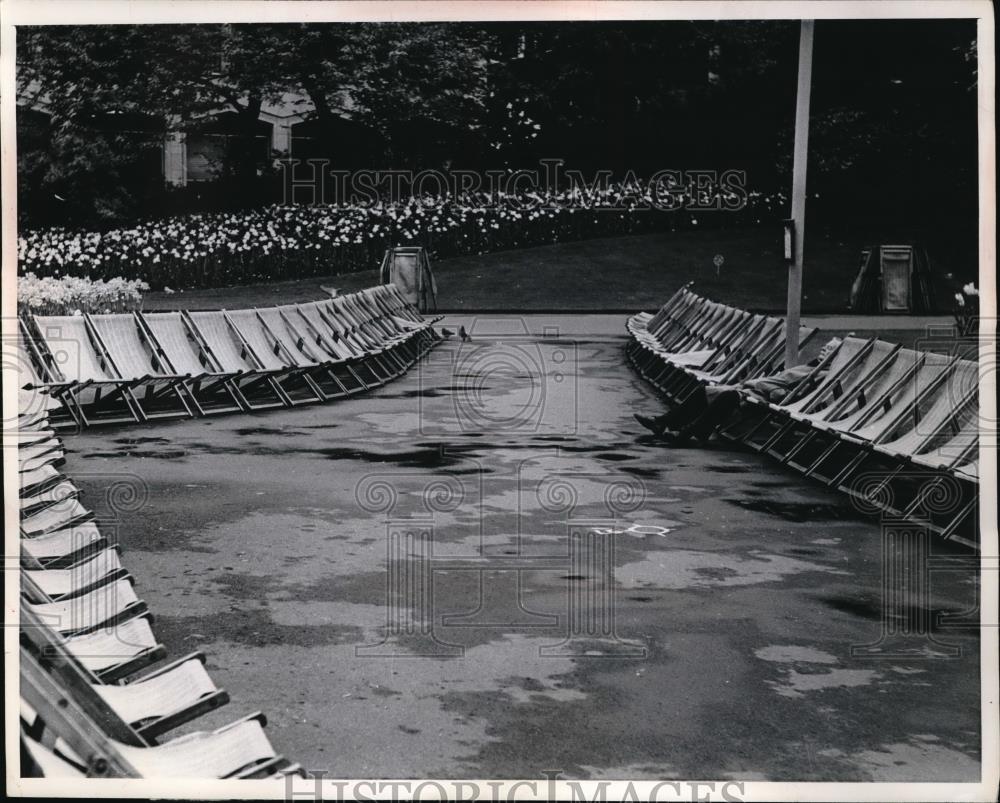 1969 Press Photo A man snoozing in a London Park, carelessly sleeping w/ no - Historic Images