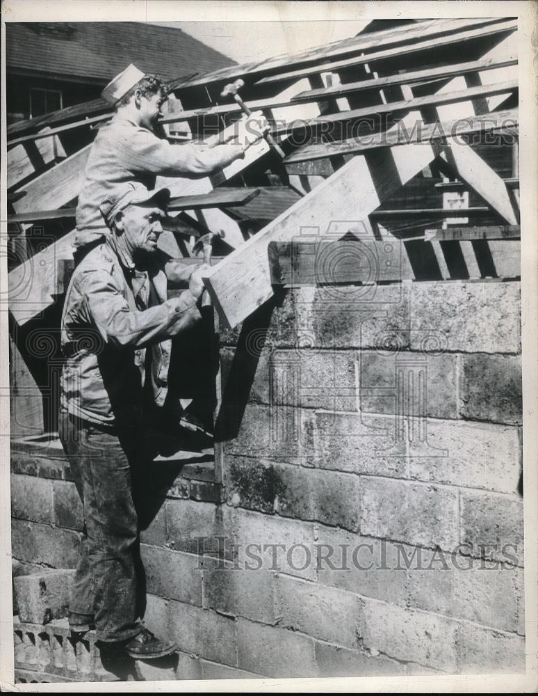 1946 Press Photo Pres. Tom Evans of Local 73 UMW-AFL building a garage - Historic Images