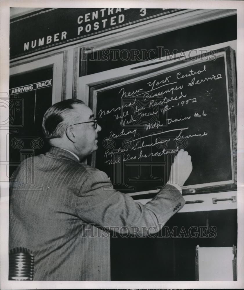 1952 Press Photo Chicago, Ill F.J. Olish, LaSalle St RR ticket seller on strike - Historic Images