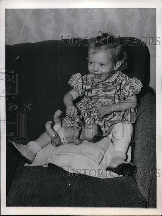 1946 Press Photo Rosemary Fisli at 15 Months with Casts on Legs - Historic Images