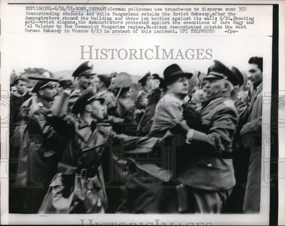 1958 Press Photo Bonn, Germany, police disperse demonstrating student - Historic Images