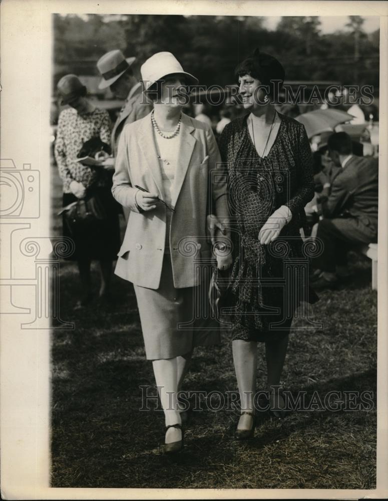 1927 Press Photo Mrs Albert Gallatin, Mrs Arrigo Right at St James, NY show - Historic Images