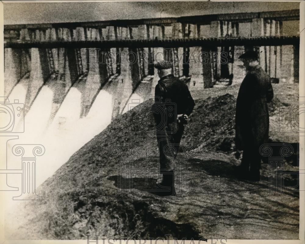 1946 Press Photo Two Russian official surveys the Dnieper Dam after it was - Historic Images