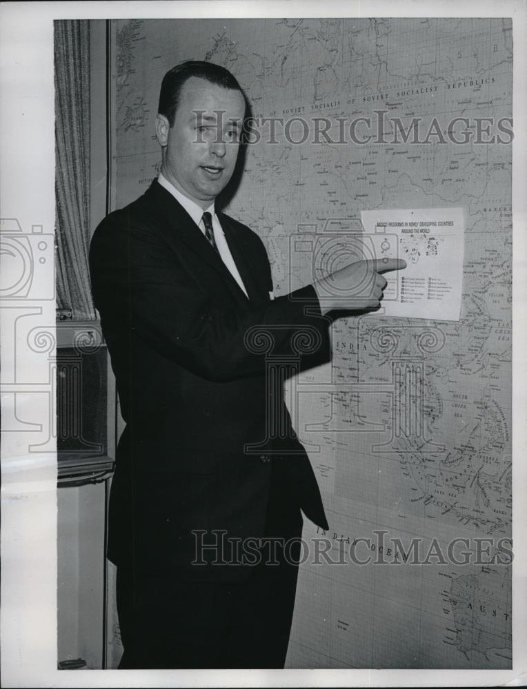 1961 Press Photo Malcolm Dooley Raises Money for Medico Program - Historic Images