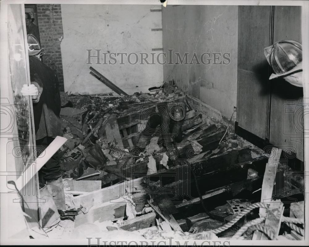 1939 Press Photo Firemen clearing away wreckage of Explosion in New York. - Historic Images