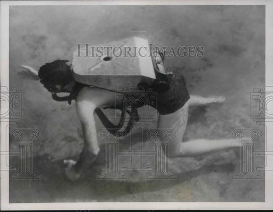 1938 Press Photo Fireman W.D. Wentel Life saving equipment Columbus Ohio - Historic Images