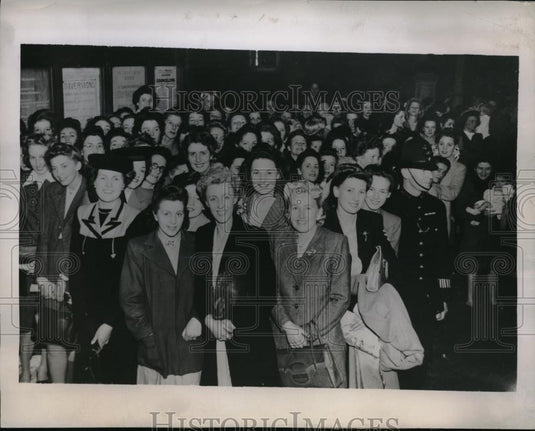 1945 Press Photo Crowd of Angry British Brides of American Servicemen - Historic Images