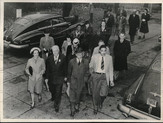 1947 Press Photo Federal Grand Jury Members File Into Court Before Indicting - Historic Images