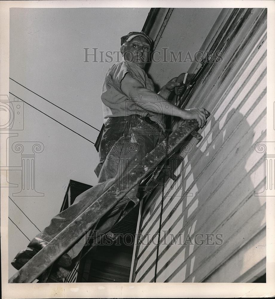 1952 Press Photo Republic Steel Worker Andrew Petrus Cleans Outside Of His Home - Historic Images