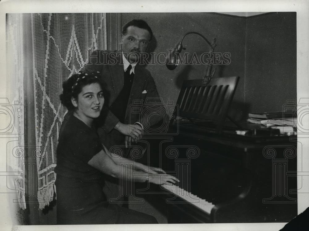 1934 Press Photo Janet &amp; Tony Olcott Play Piano - Historic Images