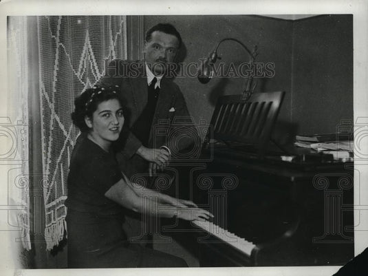 1934 Press Photo Janet & Tony Olcott Play Piano - Historic Images