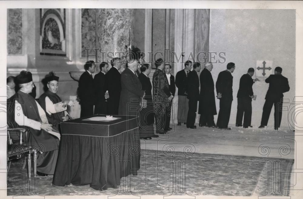 1949 Press Photo Vatican City, officials remove Donor&#39;s Box at Holy door - Historic Images