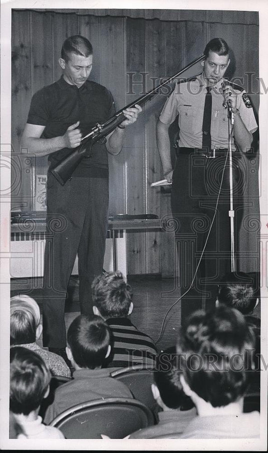 1969 Press Photo Ohio safety Instructor James M. Doris and Gary Majors. - Historic Images