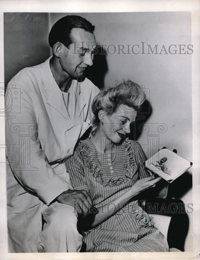 1946 Press Photo Dr. Charles Roger Friend &amp; Wife Yvonne Look at Photo of Son - Historic Images