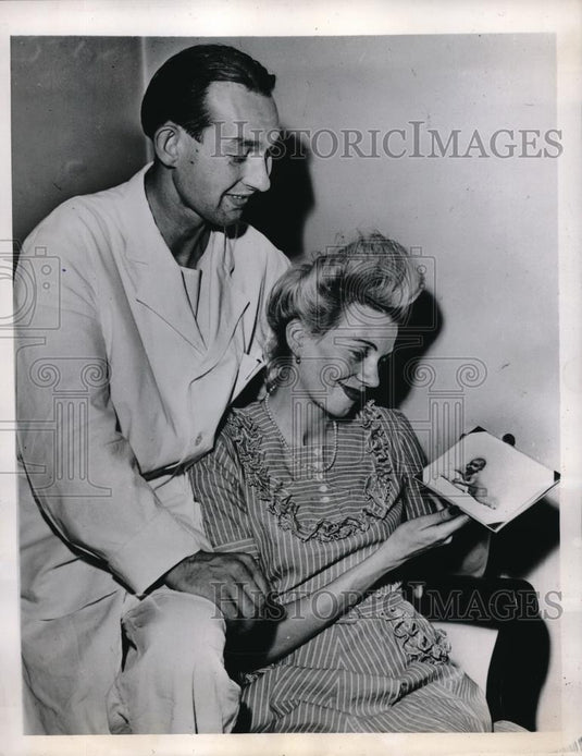 1946 Press Photo Dr. Charles Roger Friend & Wife Yvonne Look at Photo of Son - Historic Images