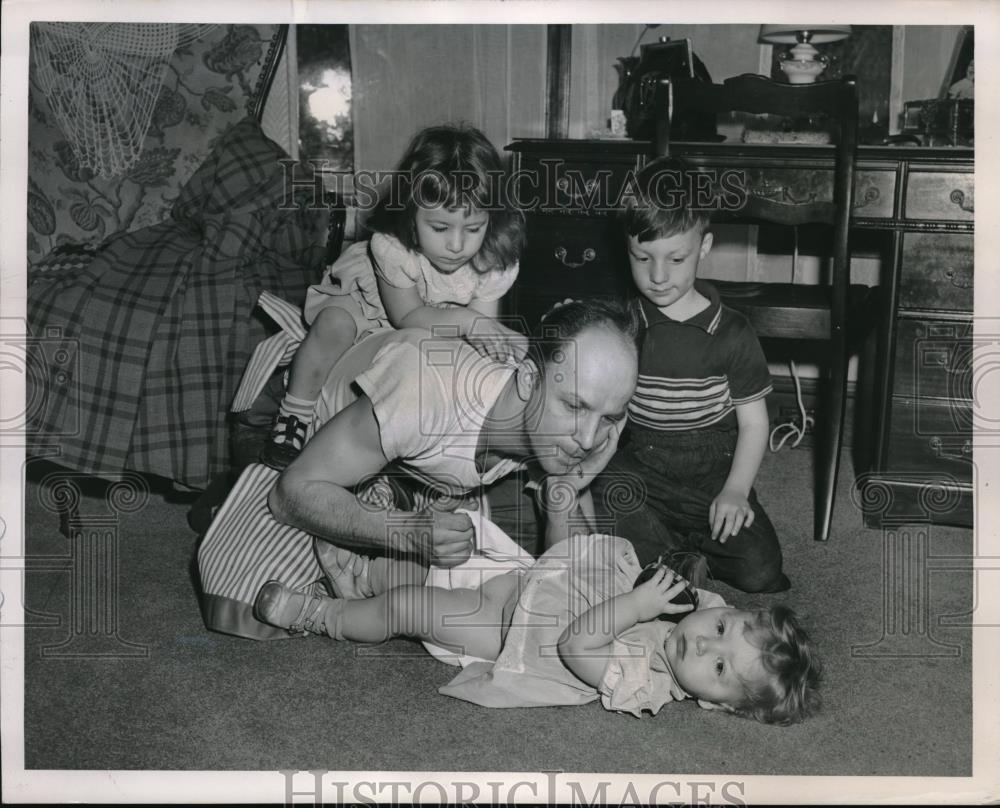 Press Photo Frantic Father Edward Myers with his triplets come home. - Historic Images