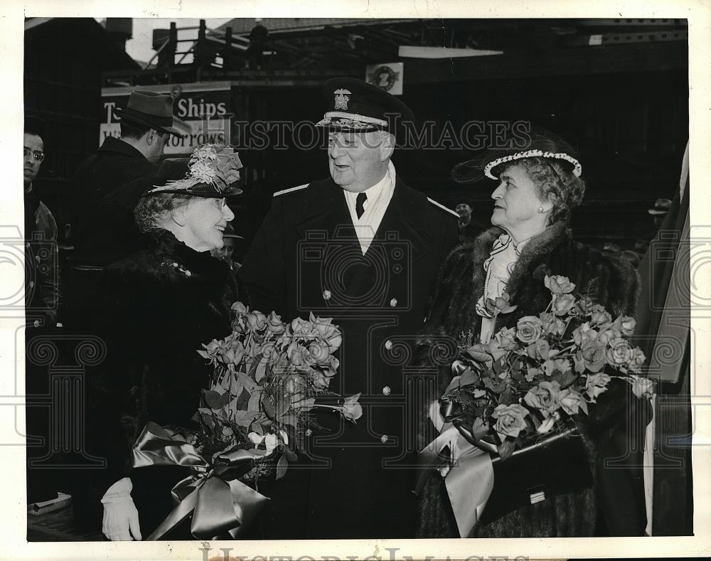 1943 Press Photo Three Sponsor of the USS Haraden launched at the Boston Yard. - Historic Images