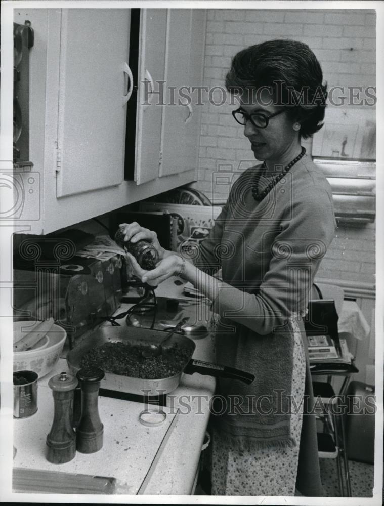 1969 Press Photo Wife Of Illinois Lt Governor Paul Simon Cooks Spaghetti - Historic Images