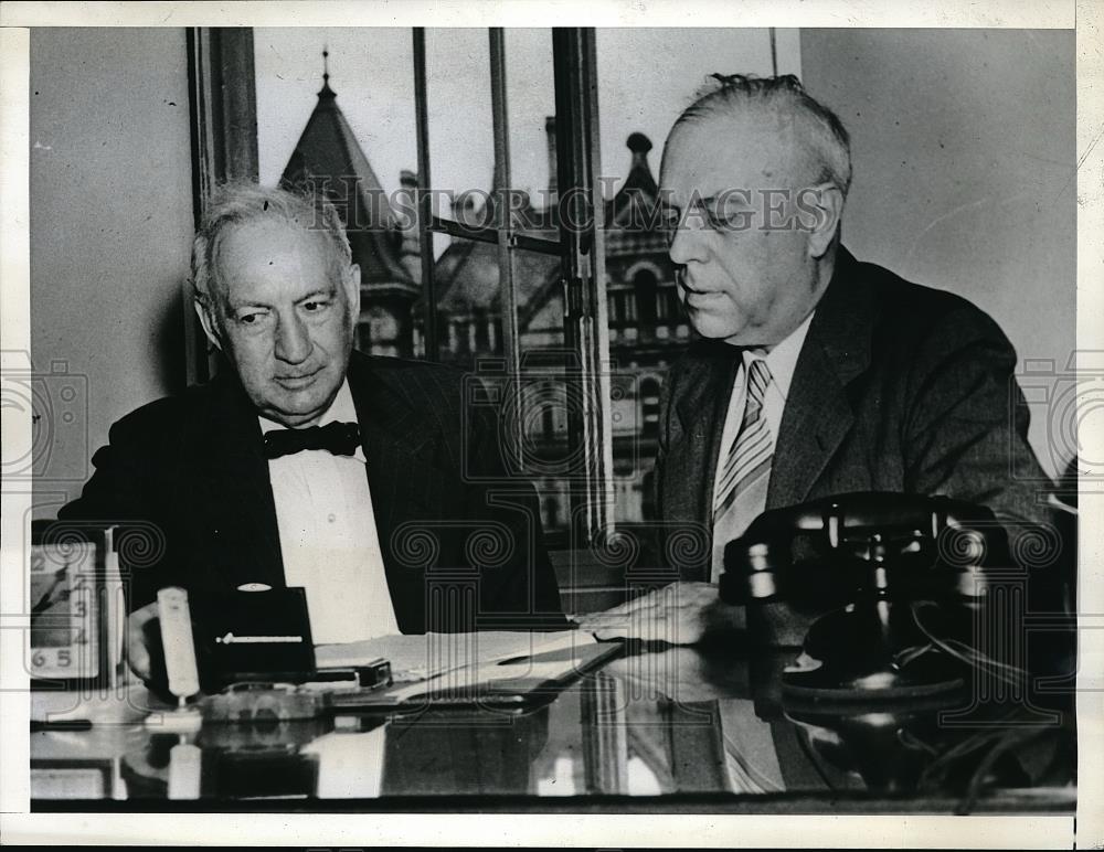 1941 Press Photo Roy Palmer, Cortland A. Wilber, State Income Tax Bureau - Historic Images