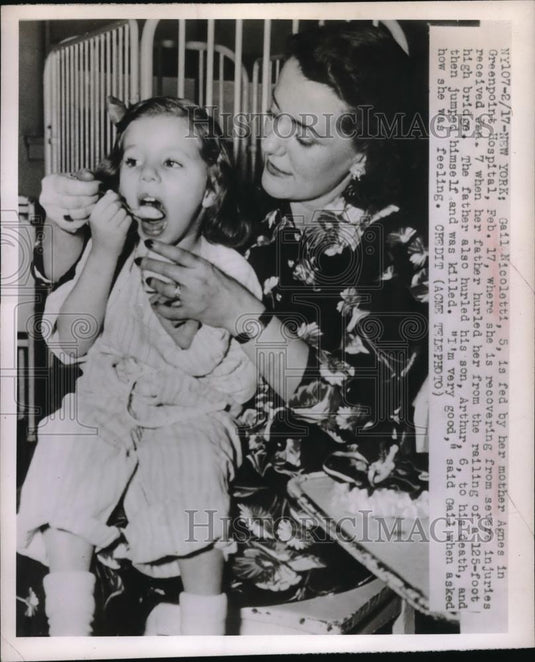 1949 Press Photo NYC, Gail Nicoletti,age 5 & mom at Greenpoint Hosp. - Historic Images