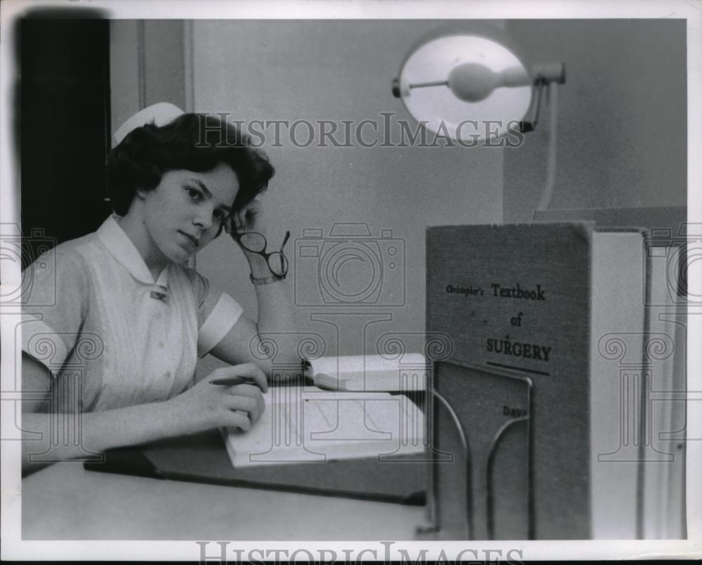 1964 Press Photo Metropolitan General Hospital School of Nursing, Roberta Petro - Historic Images