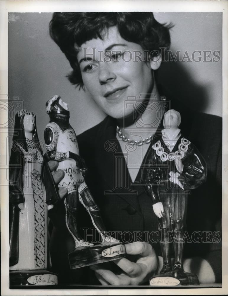 1960 Press Photo Mrs Brigitta Appleby examining porcelain statues of actors - Historic Images