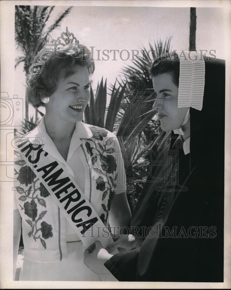 1963 Press Photo Mrs America Lila Massoh having her sash fixed by her daughter - Historic Images