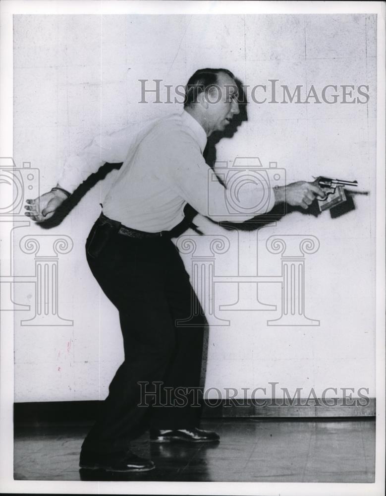 1957 Press Photo Roger Robinson of the FBI - Historic Images