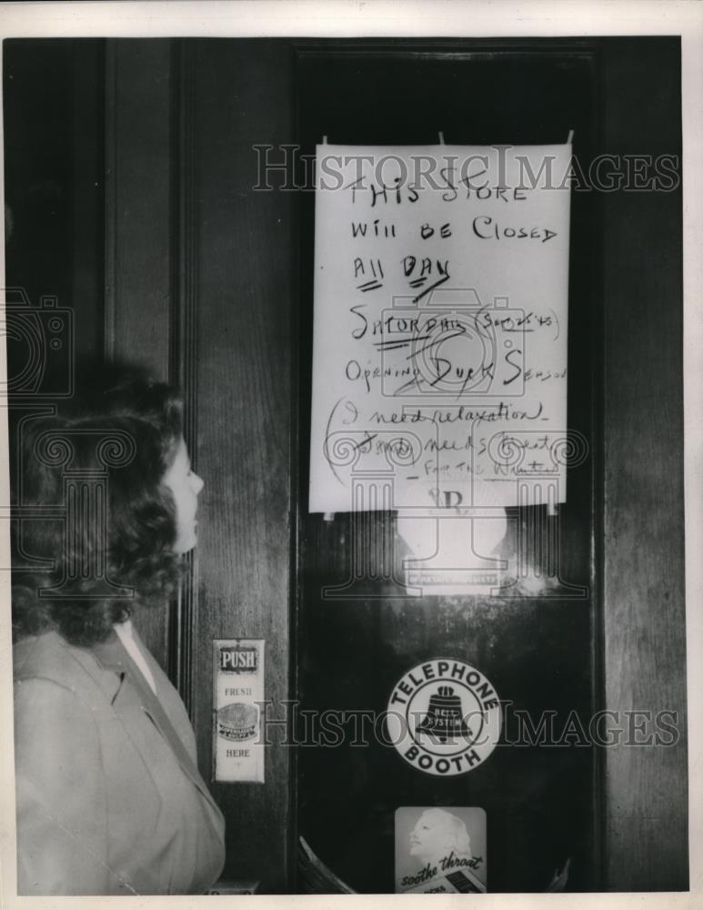 1943 Press Photo Sign on drug store saying it is closed for Duck Season - Historic Images