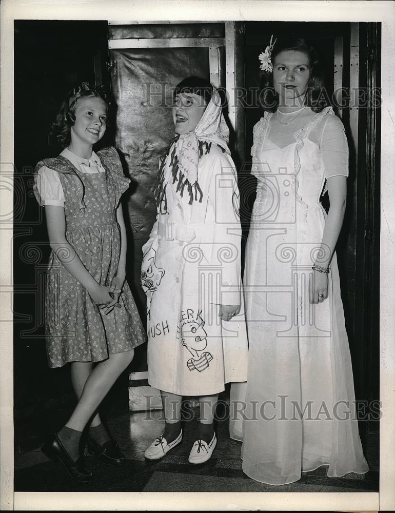 1943 Press Photo Norma Jonas, Doris Batson, Marjorie Winters model schoolclothes - Historic Images