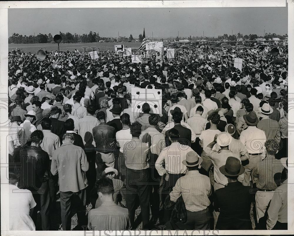 1941 Press Photo United Auto Workers Striking Against North American Aviation - Historic Images