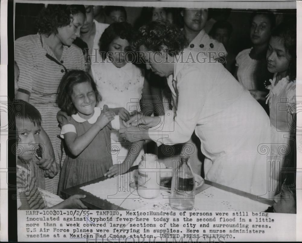 1955 Press Photo Tampico, Mexico, people inoculated against typhoid fever - Historic Images