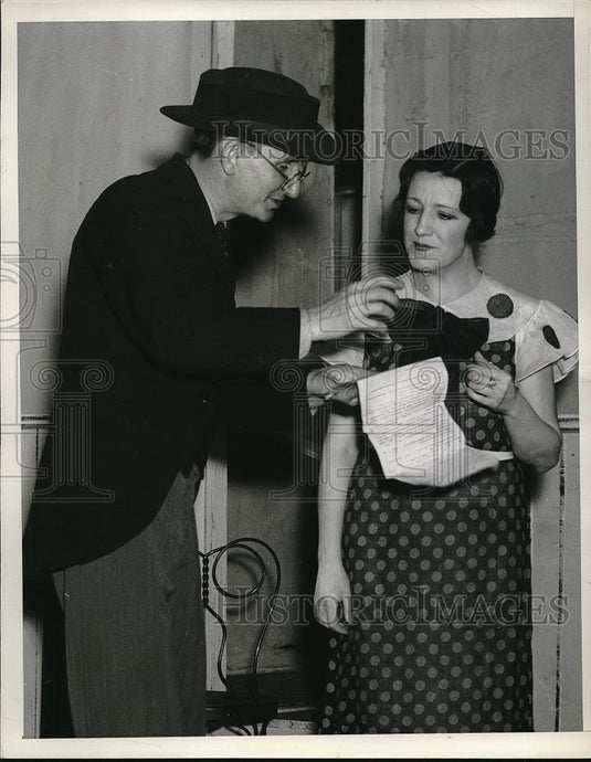 1935 Press Photo Two actors in a scene of a stage play - Historic Images