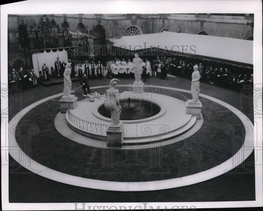 1954 Press Photo Sir John McNee unveils British Medical Association Memorial - Historic Images