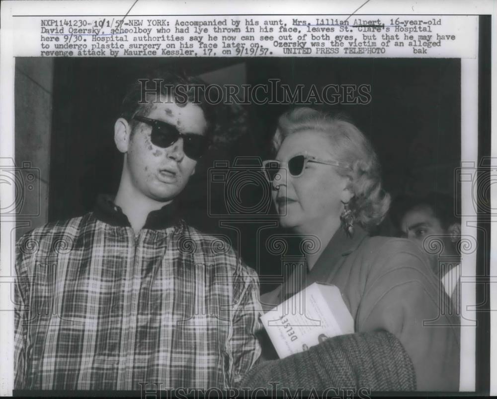 1957 Press Photo David Ozersky had lye thrown in his face by Maurice Kessler - Historic Images