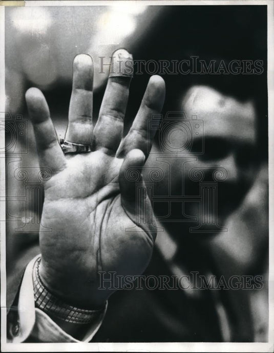 1970 Press Photo Richard Donner Talking Money by Hand - Historic Images