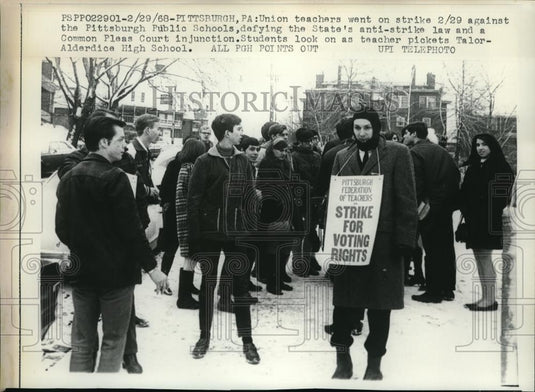 1968 Press Photo Students look on as a teachers pickets Taylor-Alderdice High - Historic Images