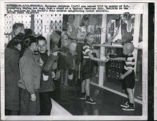 1958 Press Photo Brussels, Belgium children at US pavilion of World's Fair - Historic Images