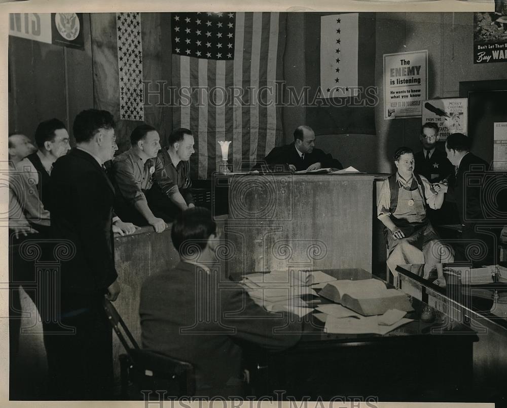 1943 Press Photo People at court hearing for seizure of vehicles from car dealer - Historic Images