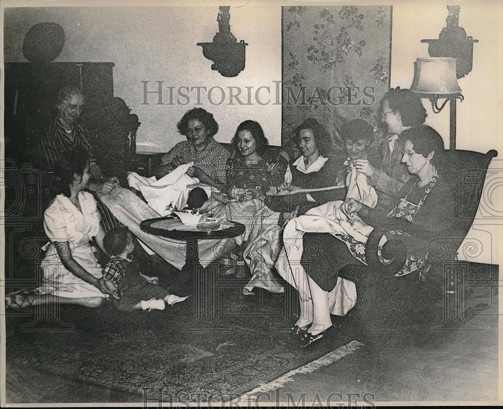 1944 Press Photo Navy women sewing chapel draperies - Historic Images