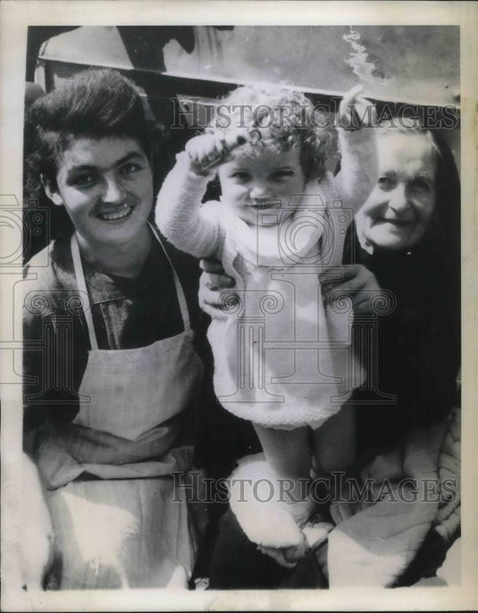 1944 Press Photo Three generations of a French familyat transit camp - neb52791 - Historic Images