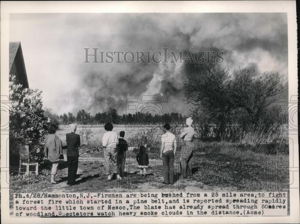 1949 Press Photo Residents of the town of Nesco watching the raging fire from - Historic Images