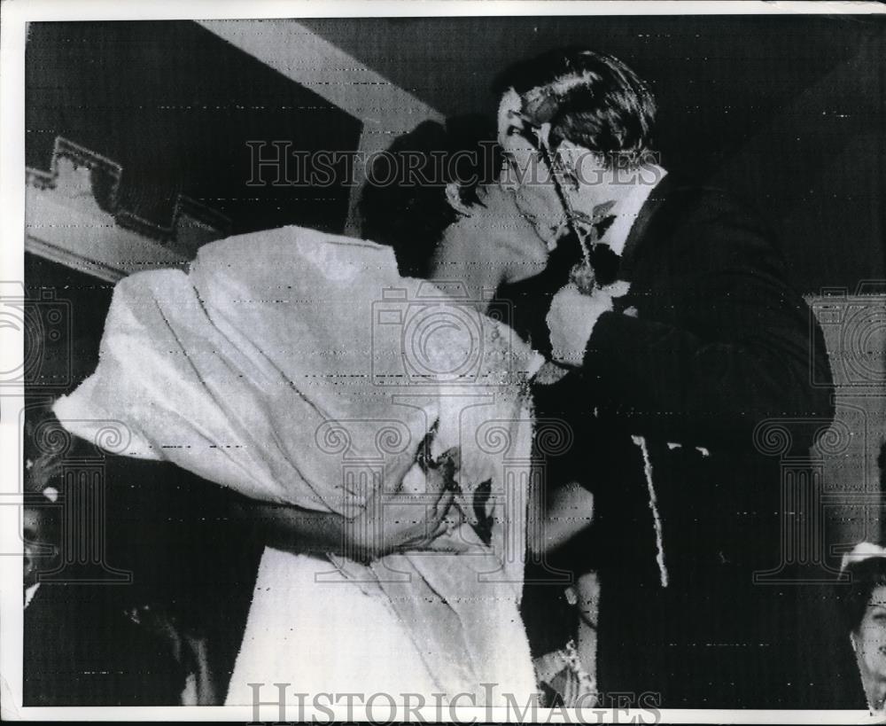 1968 Press Photo Heart surgeon Dr Christian Barnard clasp a flower in his hand - Historic Images