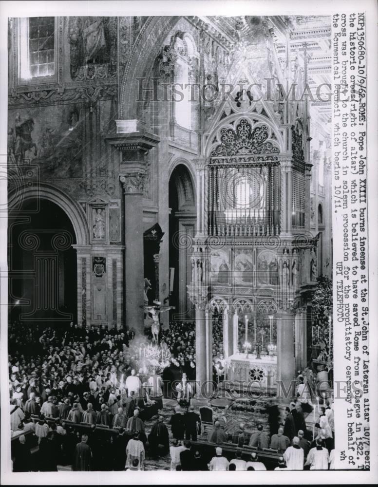 1962 Press Photo Pope John XXIII at St John of Lateran altar - Historic Images