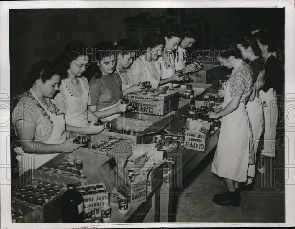 1947 Press Photo Gishen, Ind. Goshen College coeds working in baby food factory - Historic Images