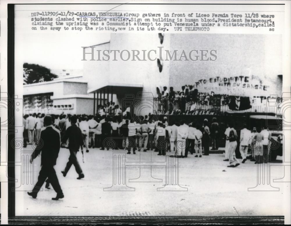 1961 Press Photo Crowd Gathers in Front of Liceo Fermin Toro in Venezuela - Historic Images