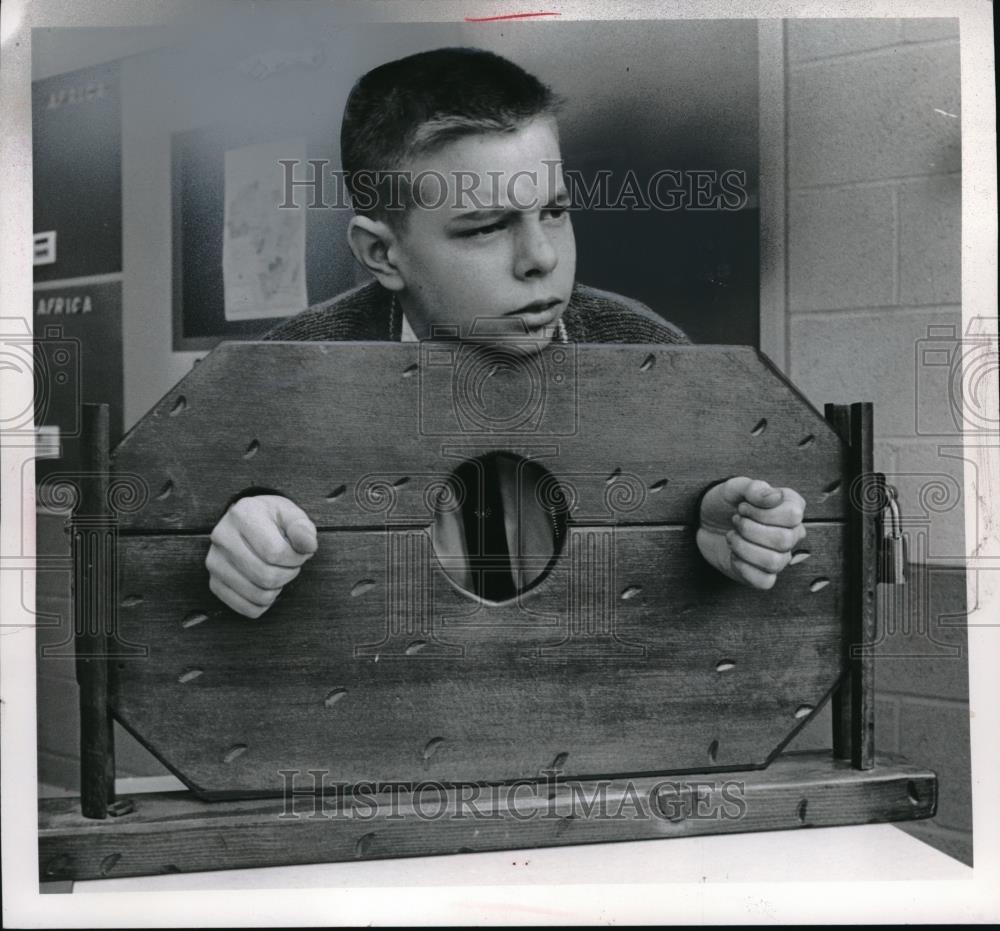 1966 Press Photo James Cottier, 8th grader at the Newton Baker Jr, High School - Historic Images