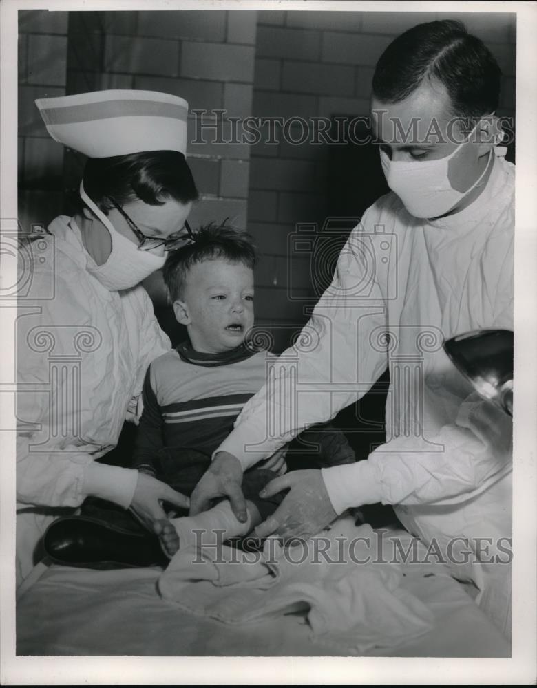 1954 Press Photo Nurse Mrs. Francis Kratochvil, Ralph Hrovat, Dr. L.S. Revilla - Historic Images